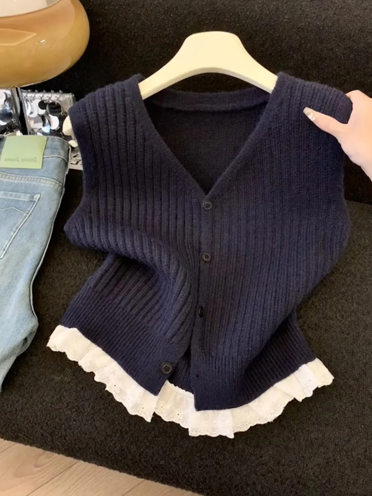 

Модный вязаный жилет с кружевной отделкой, женская верхняя одежда для многослойных образов, европейский элитный бренд, V-образный вырез, очень теплый, на одной пуговице.