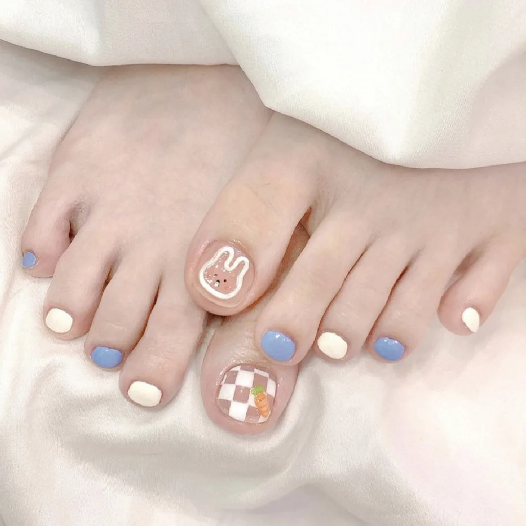 

24pcs Press on Toeails Blue and White Rabbit Checkered Pattern Full Coverage Nail Tips for Women&Girl Removable Wearable Nail