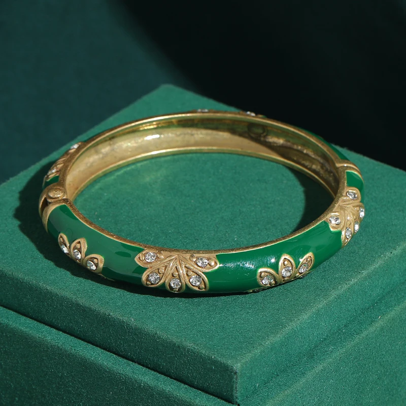 

Винтажные зеленые эмалевые браслеты для женщин, новые украшения с цветочным узором из страз, роскошные дизайнерские аксессуары с золотым покрытием, подарки на день рождения.