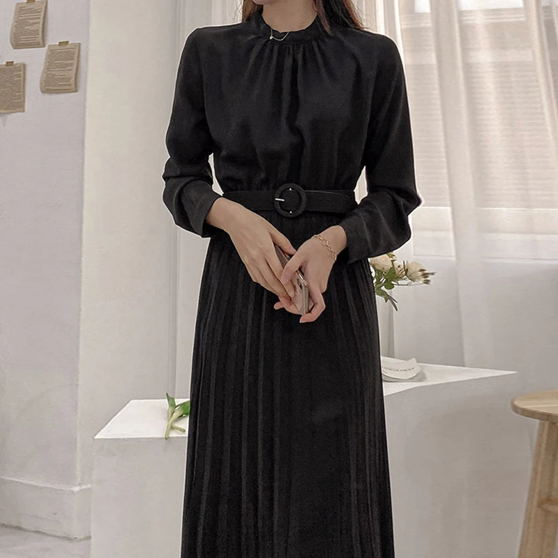 Elegancka, jesienno-zimowa spódnica midi z plisowanym, podkreślonym pasem, z paskiem, idealna do pracy.