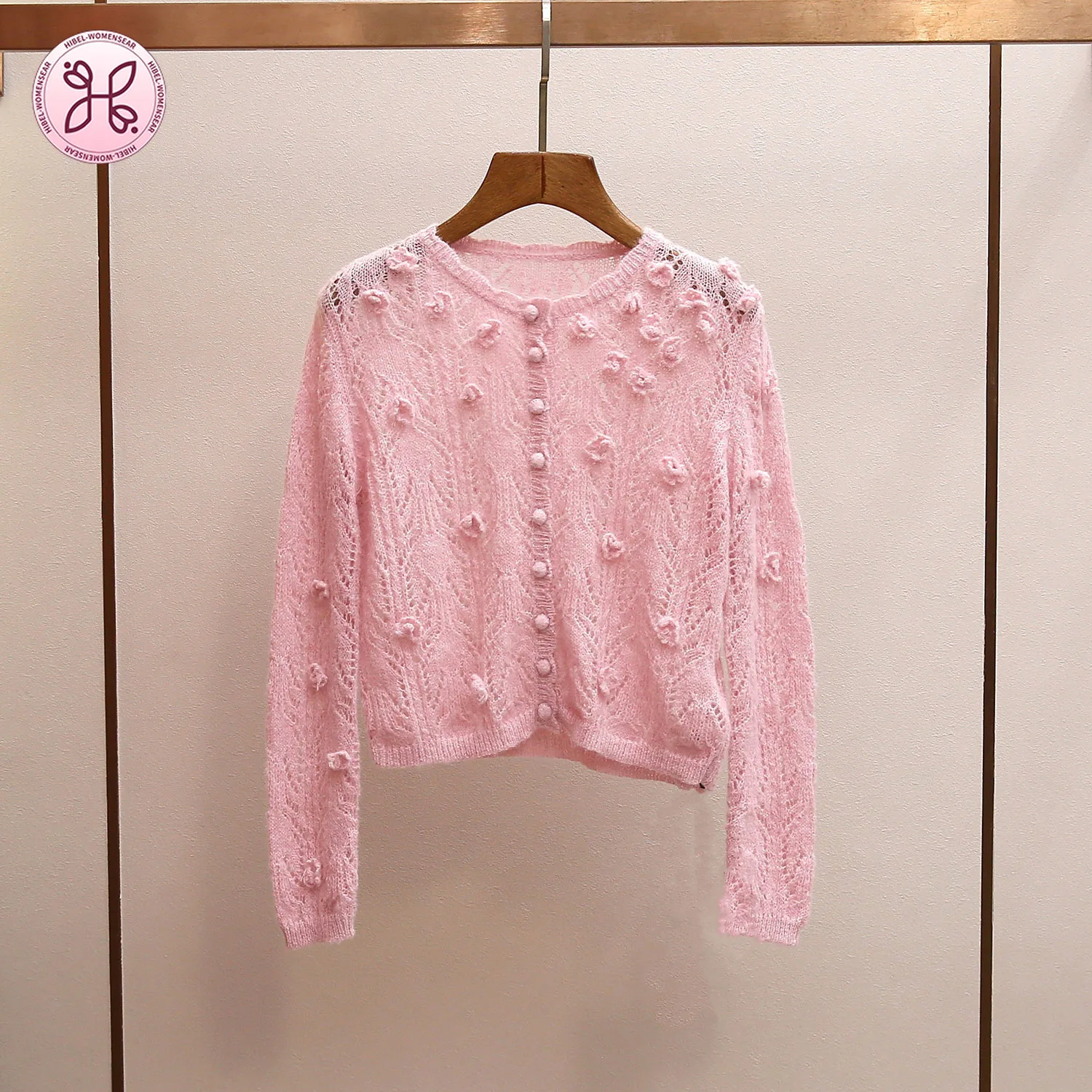 

Весенний новый кардиган в нежном стиле: розовый, с 3D-цветами, ажурный, с круглым вырезом, легкий, с открытым передом, укороченный.