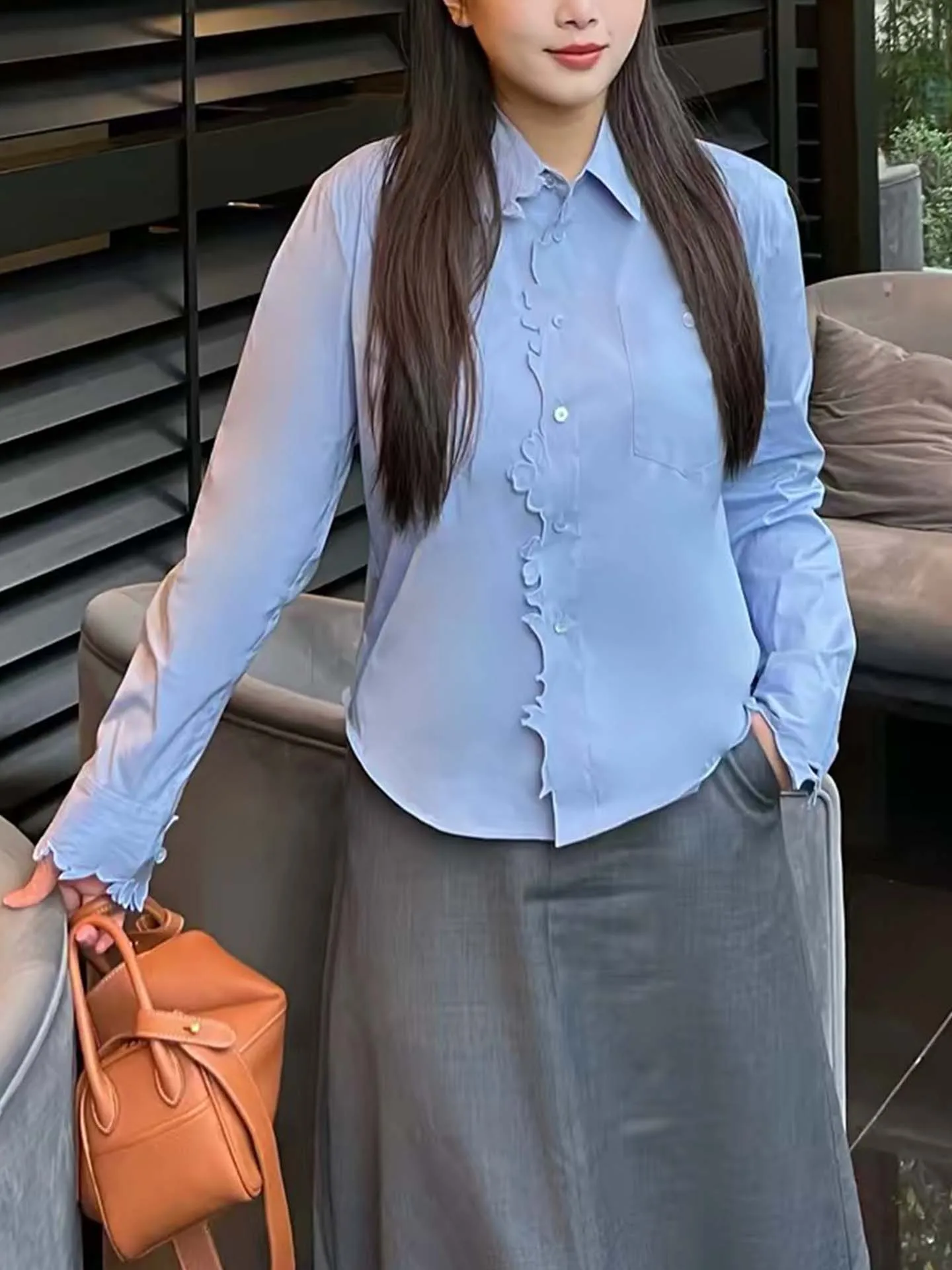 

Весна 2026: Новая женская рубашка с длинным рукавом из высококачественной ткани, с вырезами в стиле бумажной вырезки, приталенного кроя, в повседневном стиле, с волнистым кружевным декором, дышащая.