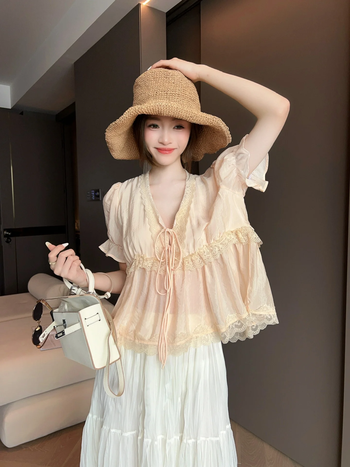 

Slimming V-Neck Short Sleeve Doll Shirt Women's Summer 2026 New Loose Top Small Shirt Polyester Fiber Bubble Sleeve