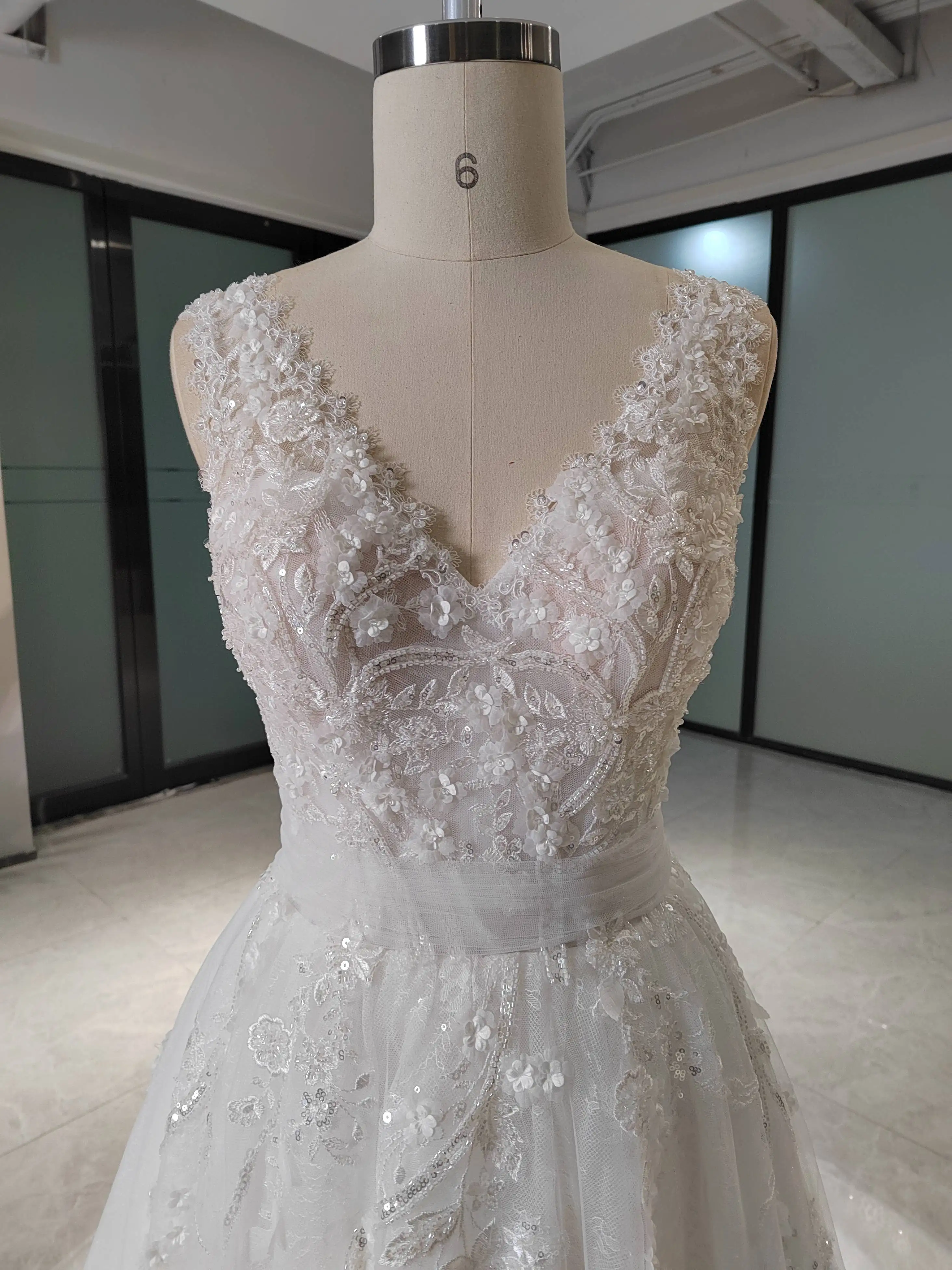 V-neck Sleeveless Sash Wedding Dress Lace Sequined Bridal Wedding Dress Small Train A-line Wedding Dress