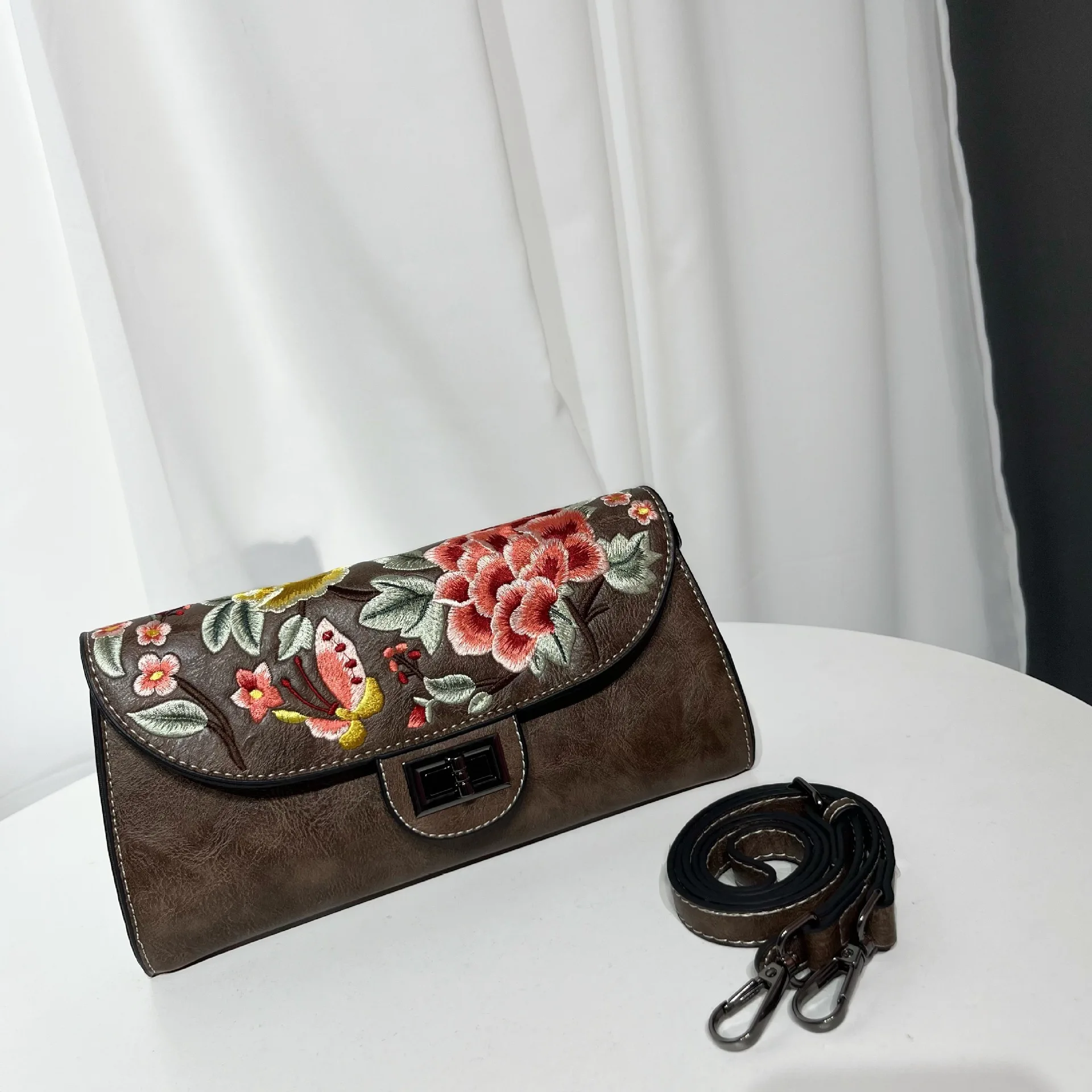 2026 Fashionable retro ethnic style women's bag with embroidered patterns business casual single-shoulder crossbody bag