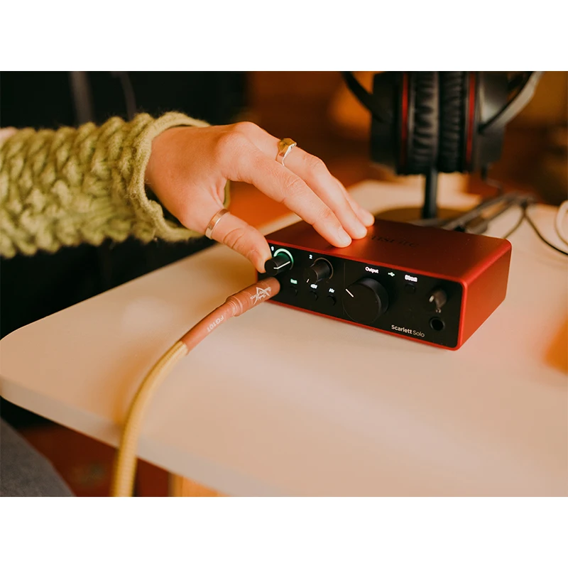 حزمة واجهة الصوت USB من Focusrite Scarlett Solo Studio 4th Gen لمنتج عازف الجيتار مع ميكروفون مكثف