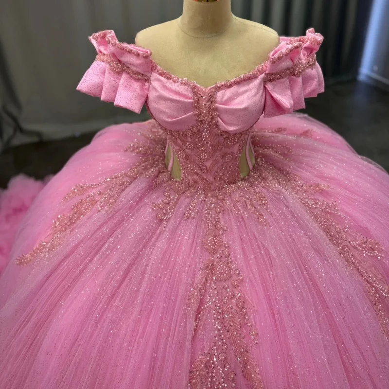 

Блестящее розовое платье Quinceanera с открытыми плечами, блестящая наклейка, длинный хвост, кружевные оборки, платья de 15, Quinceanera ﻿ Настроить