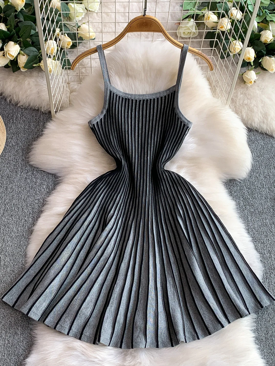Pure Desire – jupe trapèze tricotée à bretelles pour femmes, taille haute, motif à rayures, effet amincissant, été 2025