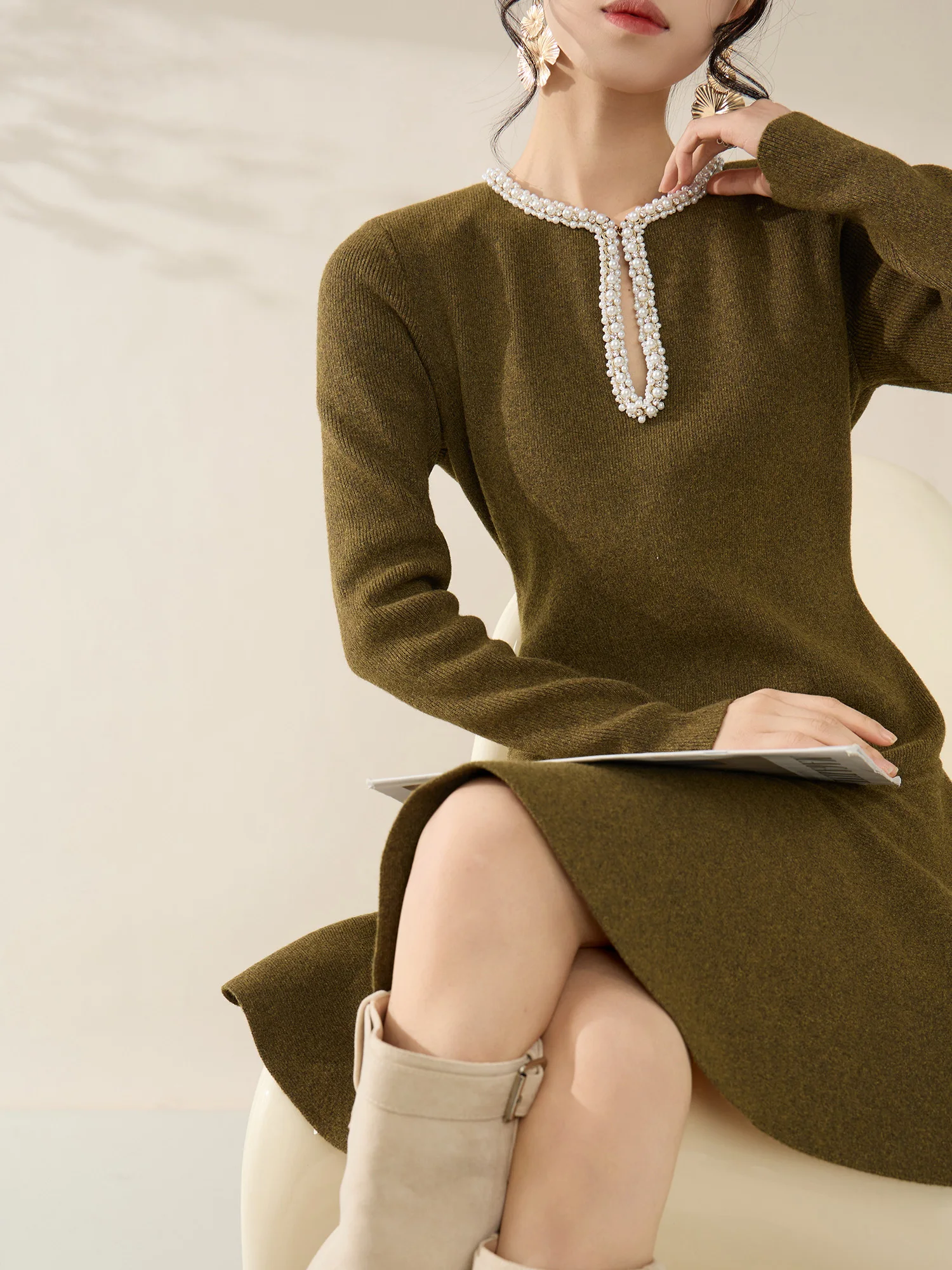 

Женская трикотажная кофта FlowingEra с жемчужной отделкой, воротником-каплей и длинными рукавами, теплая, для повседневной носки