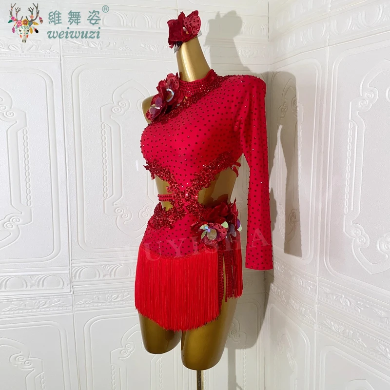 ชุดเต้นลาตินสำหรับผู้หญิง งานแข่งขันระดับสูง กระโปรงทรงเข้ารูปสีแดงประดับกลีบดอกไม้ ดีไซน์เว้า  สำหรับการแสดงซัมบ้าแบบมืออาชีพ ประดับคริสตัล