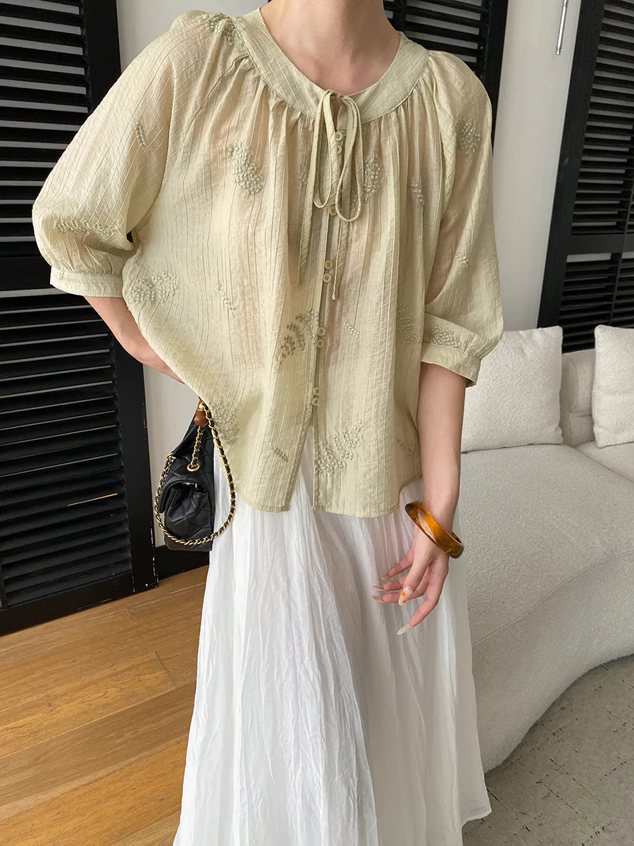 Sommerliches Damen-Shirt in unifarbenem Design mit aufwendiger Stickerei, Rundhalsausschnitt, Schnürung, lockerer Passform und leicht transparentem Stoff. – Detail 6