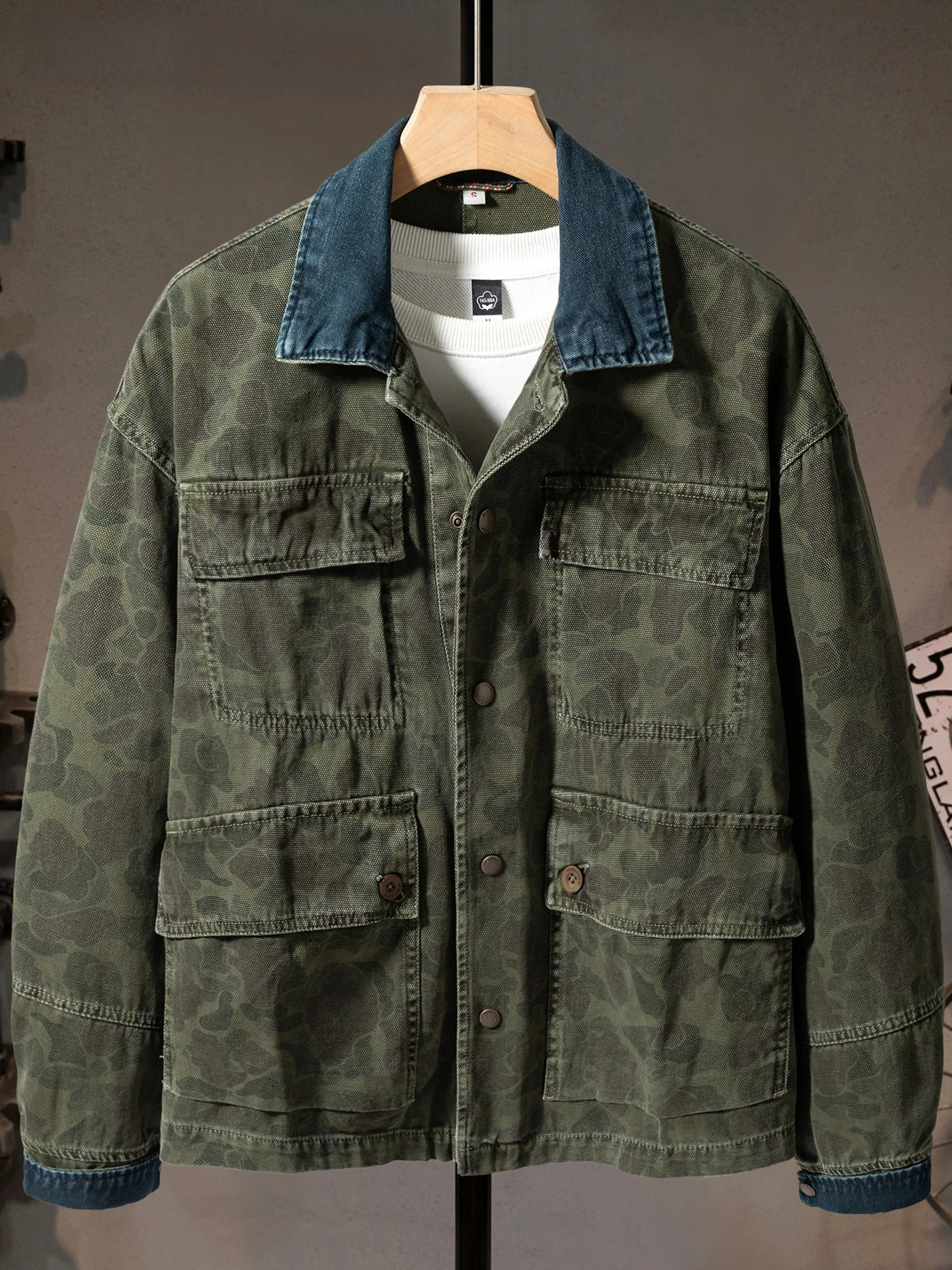 

Retro Camouflage Denim Jaet for Men Loose Fit Casual Versatile Youthful Sle Long Sve Button Closure Cotton Jaet