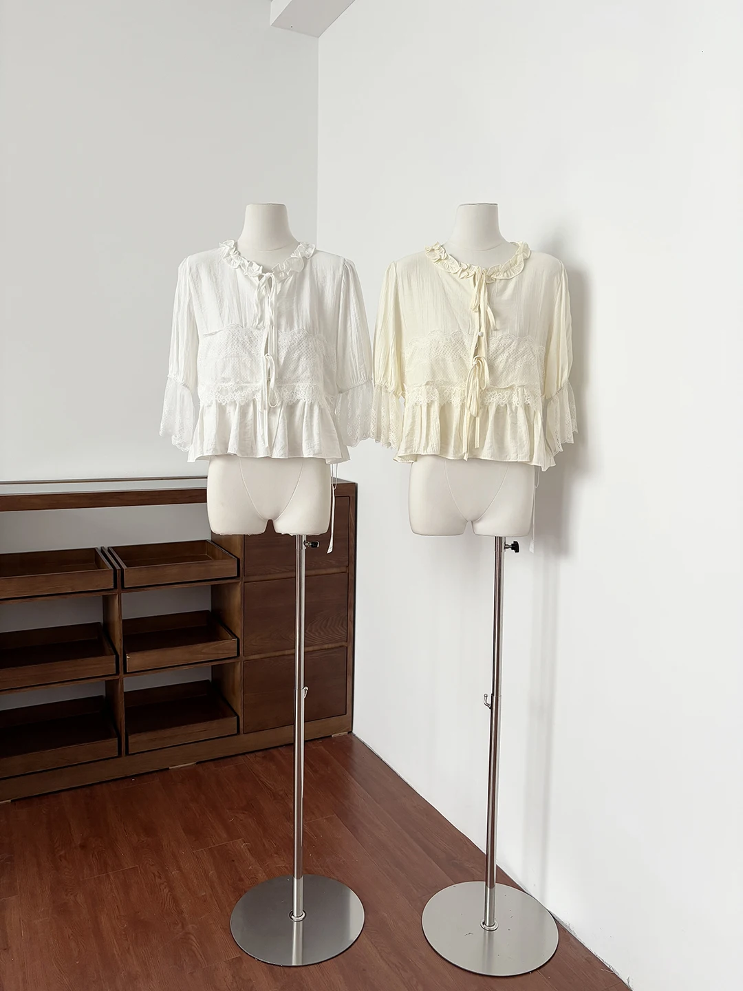 

Sweet Style Lace Splice Knot Shirt Women Summer Fashion Bubble Sleeve Wooden Ear Waist Slimming Top Polyester Fiber Blouse