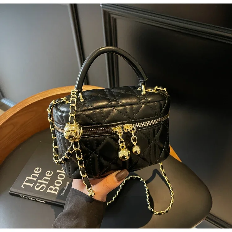 

Elegant Leather Handbag For Women Featuring Minimalist Vintage Design And Unique Letter Logo