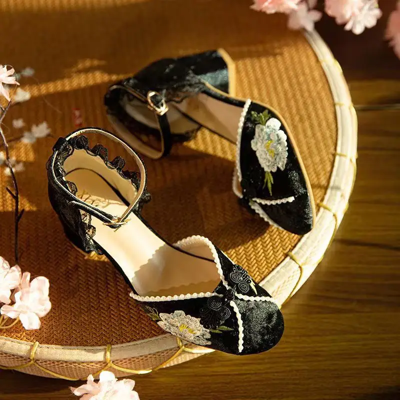 Scarpe singole Qipao verdi tacchi alti ricamati scarpe da donna con perle di fiori retrò