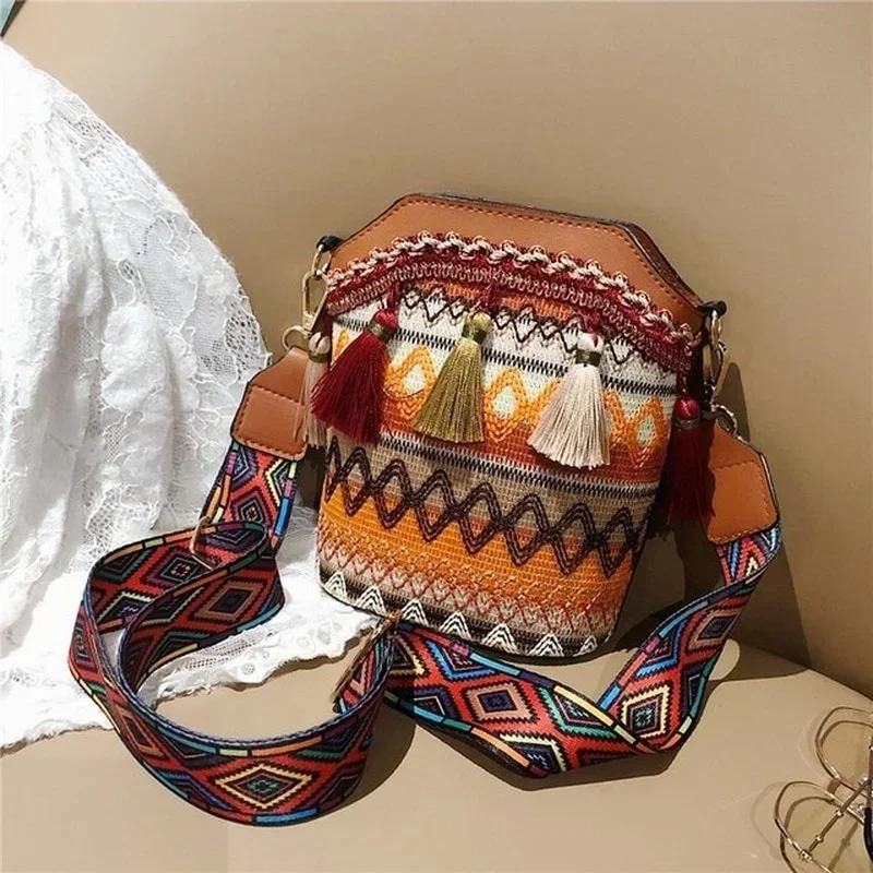 Fashion Bohemian Ethnic Style Women\'s Straw Woven Shoulder Messenger Bag Retro Casual Tassel Bucket Bag