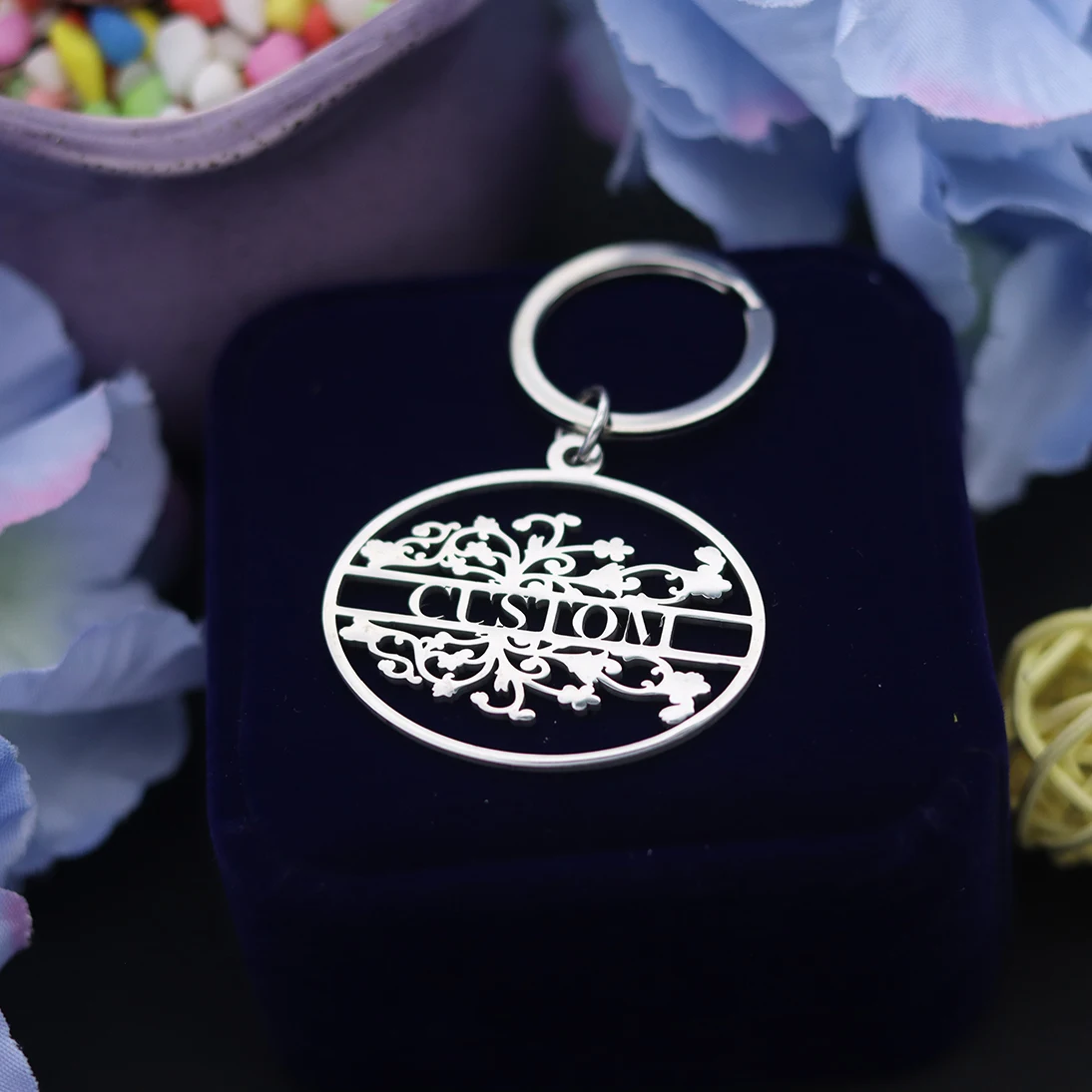 QIAMNI مخصص محفورة تاريخ اسم رقم المفاتيح الفولاذ المقاوم للصدأ شخصية لوحة مفتاح سلسلة هدية مخصصة زهرة كيرينغ