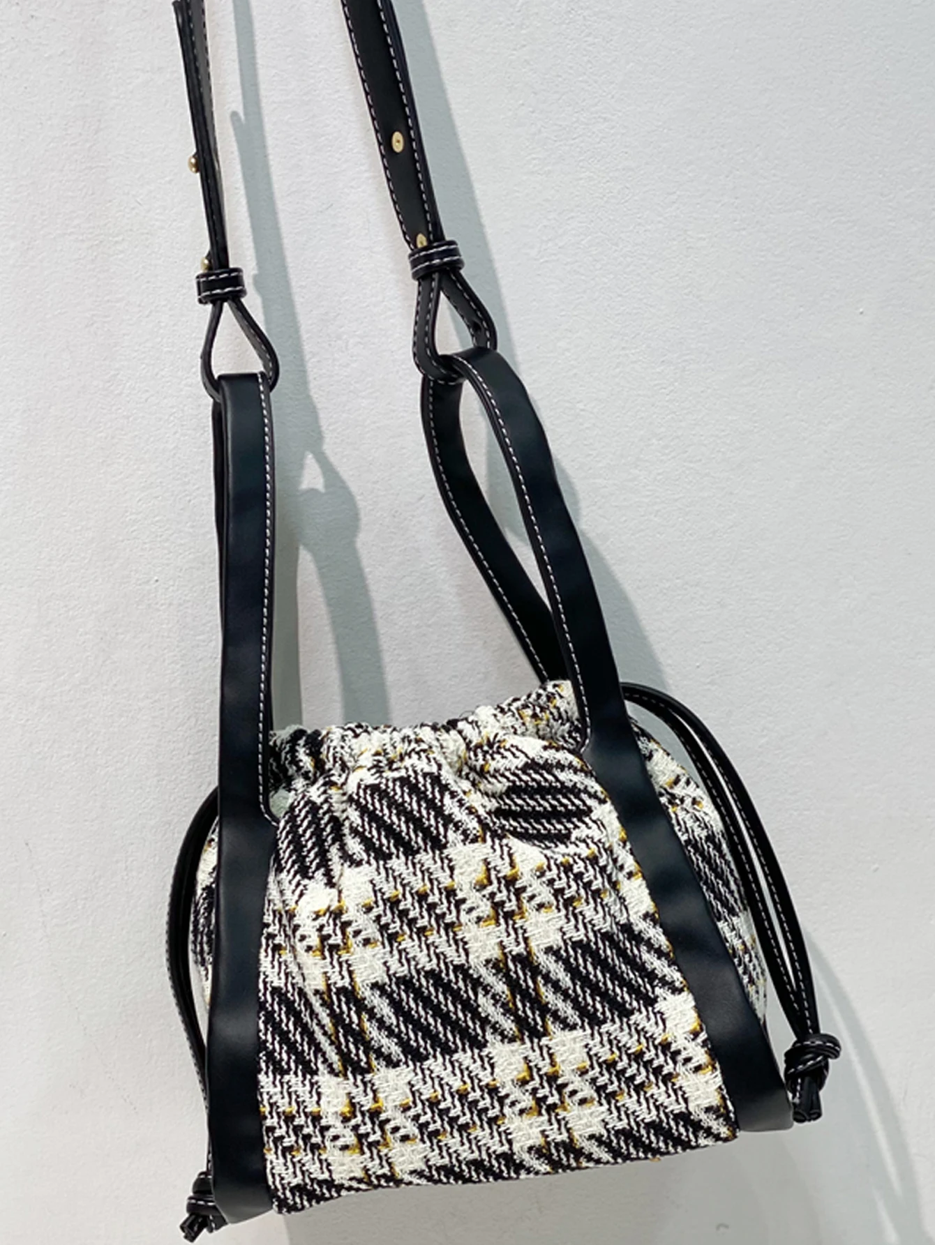 

Новая минималистичная и модная многофункциональная сумка-тоут в клетку с завязками, подходящая для ежедневных поездок на работу и встреч с друзьями.