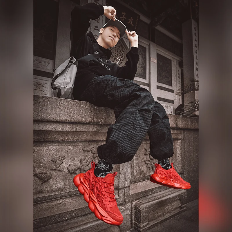 

Мужская спортивная обувь с модными и креативными узорами. Легкие и удобные мужские кроссовки в уличном стиле.