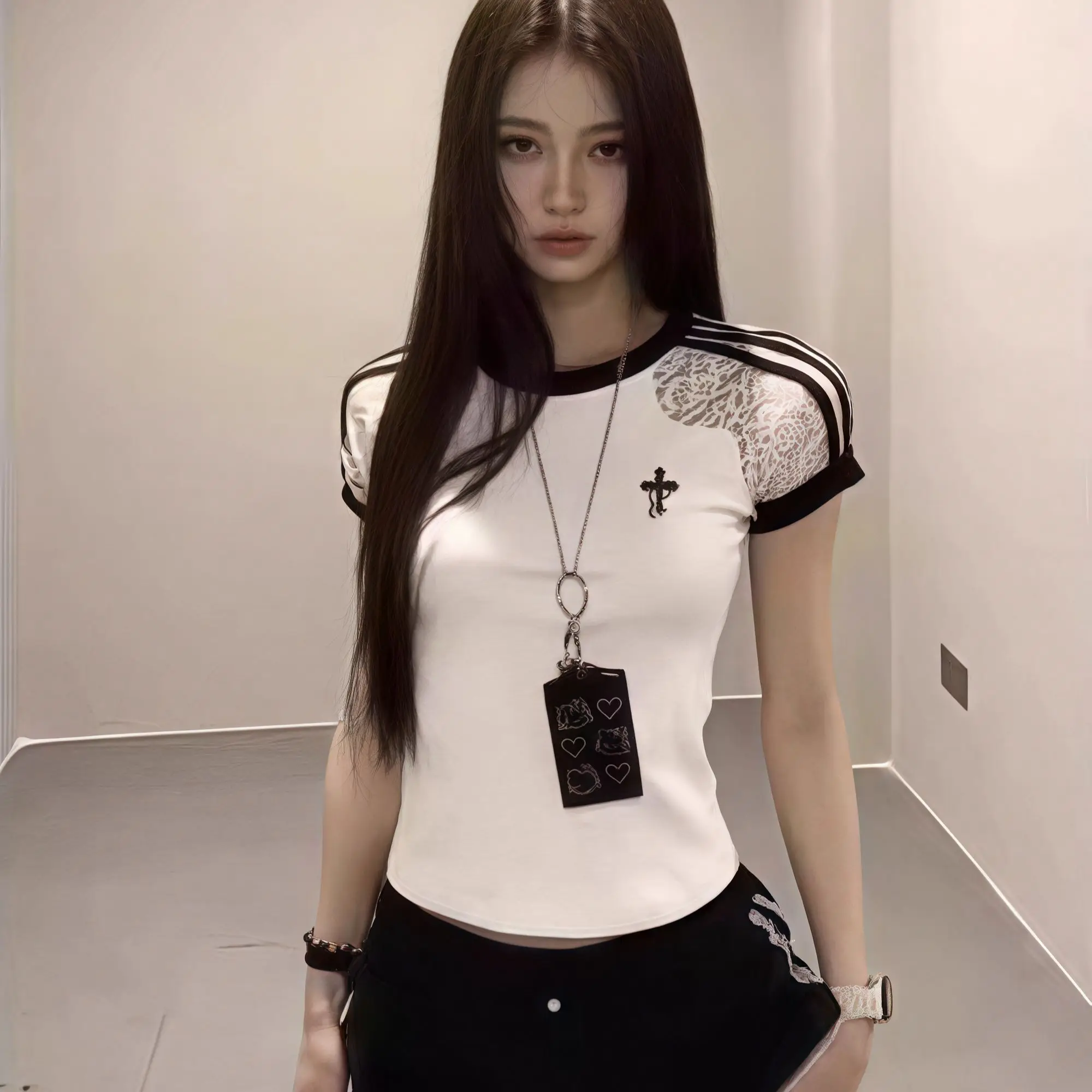 T-shirt estiva a maniche corte con giunture in pizzo piccante per ragazza, design da donna, vestibilità slim, base corta