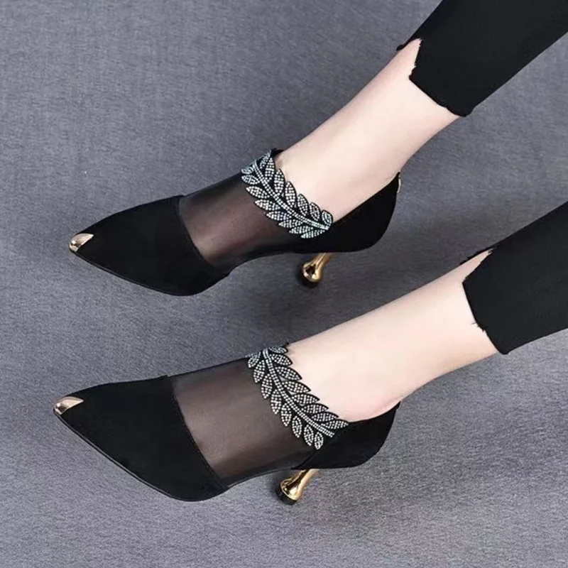 ハイヒールの女性の夏の新しいレトロなスタイルの見事なメッシュサンダルスエード通気性の細いヒールの女性の靴多用途ポインテッドトゥ