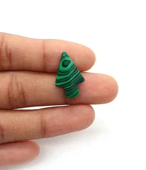 

Классический натуральный полированный малахит в форме стрелы, с одним отверстием, свободный камень-подвеска для самостоятельного изготовления украшений, подарок для ожерелий и аксессуаров