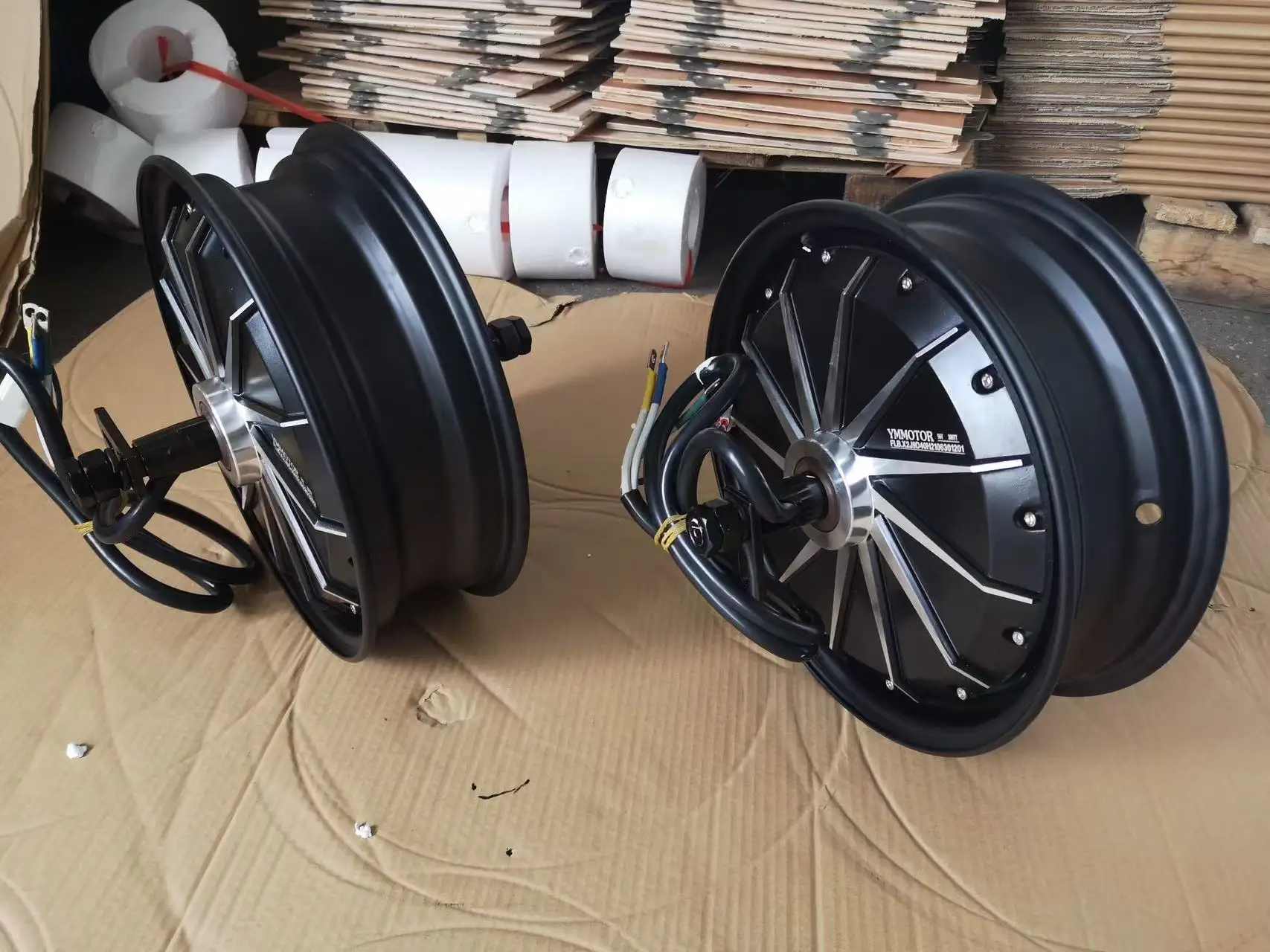 5 eenheden op voorraad te koop tegen een speciale prijs Vraag naar meer kortingen 12 inch borstelloze tandwielloze 3 kW naafmotor elektrische motorfiets