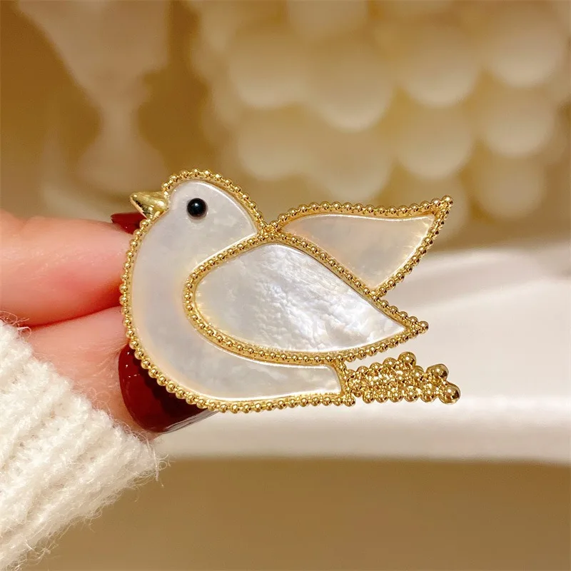 Pigeons Enamel Pin Dove of peace Brooches And Pins Jewelry Scarf Clip Bird Rhinestone Banquet Brooch Jewelry