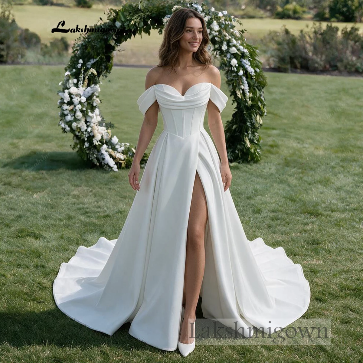 Schlichtes, schulterfreies Satin-Hochzeitskleid für die Braut, mit herzförmigem Ausschnitt, Korsett, hohem Schlitz und Schnürung am Rücken, Brautkleid, Robe de Mariée. – Detail 5