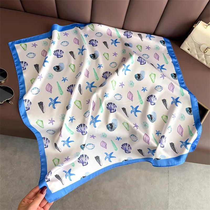 2025 New Fashion 70X70 cm Sciarpa da donna stampata Sciarpa di seta Pashmina Scialle quadrato Fascia decorativa Collo Bandana di design di lusso