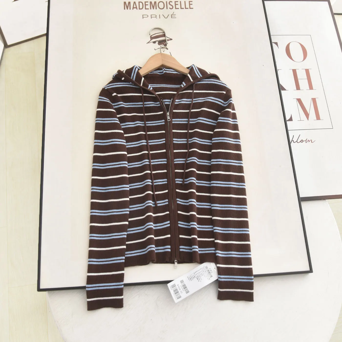 

Утягивающий вязаный открытый кардиган с капюшоном и двойной молнией, дизайн в полоску в стиле ретро, весна 2026, женская мода