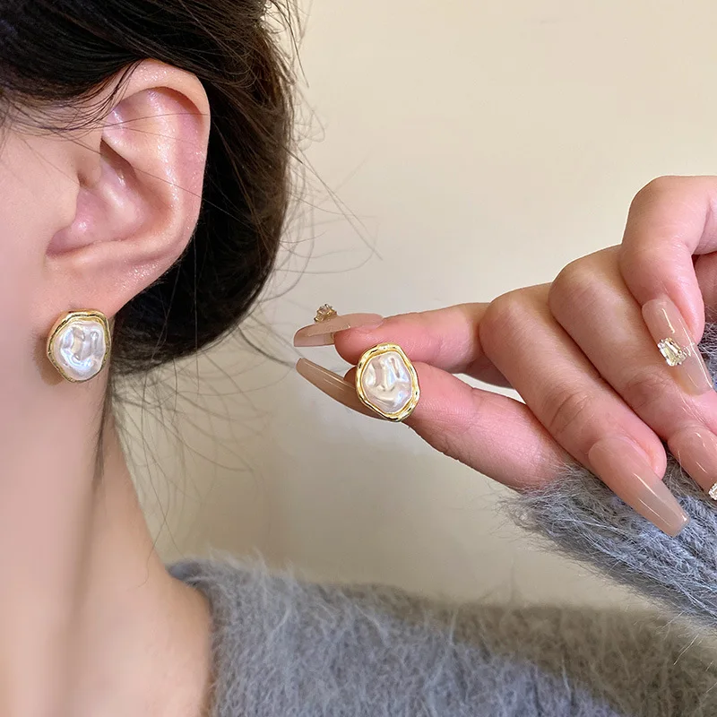 Pendientes de tuerca ovalados blancos para mujer, pendientes geométricos irregulares, pendientes inusuales, Color dorado, lado de Metal, joyería Bohemia, nueva moda