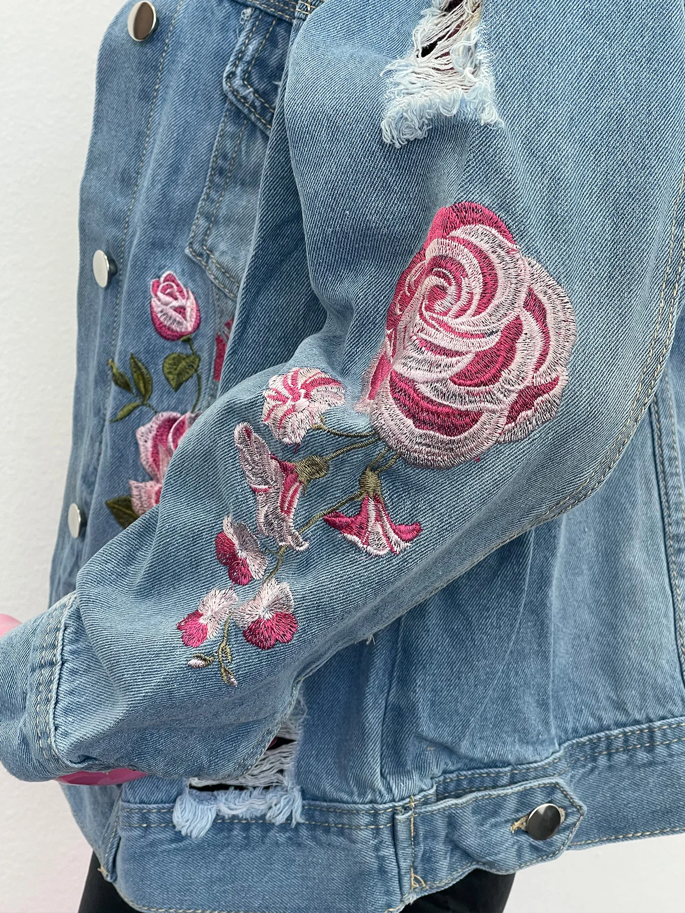 Veste en jean Street Style pour femme – Roses en détresse et brodées, coupe ample