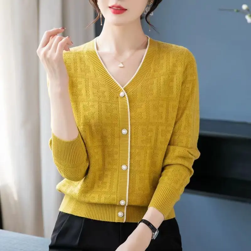 New Autumn and Winter Fashionable Knitted Cardigan V-neck Westernized Long Sleeved Temperament Commuting Women\'s Sweater