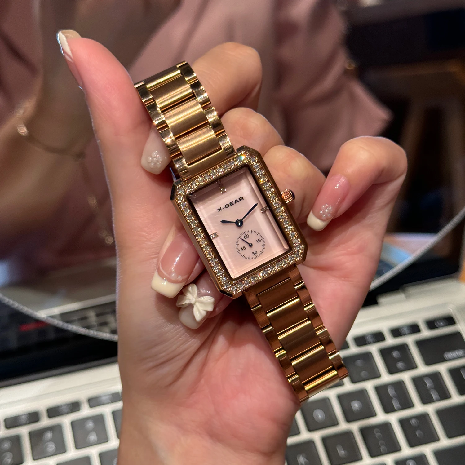 

Элегантные женские деловые часы — минималистичный квадратный циферблат с цирконом, кварц из нержавеющей стали с сетчатым ремешком из розового золота