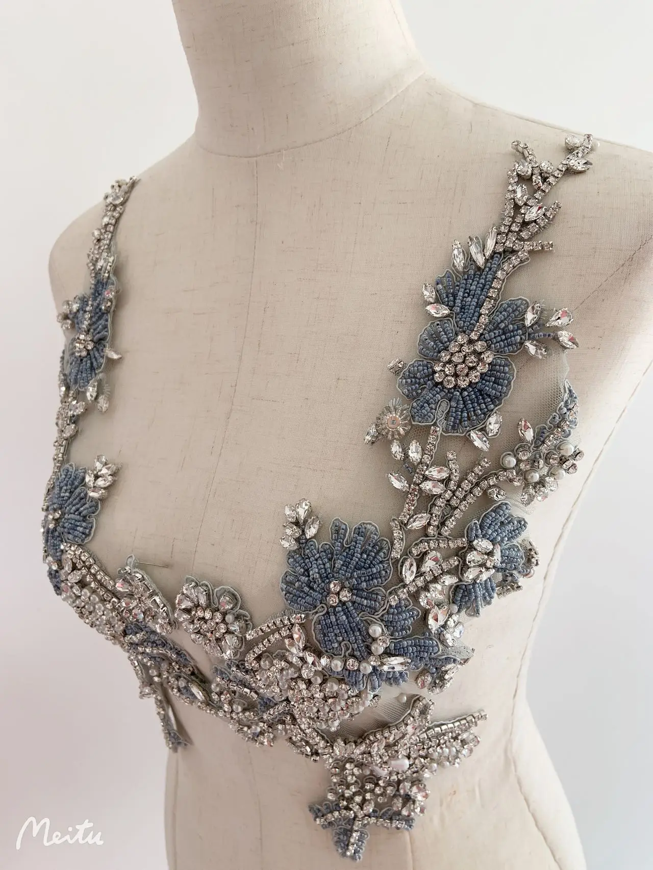 Promocja jasnoniebieski Rhinestone diamentowy stanik łatka aplikacja z koralik perła na kostium, Couture, suknia ślubna, suknia balowa, gorset