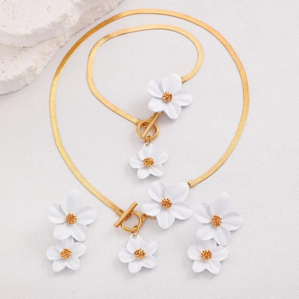 OT バックルフラワーネックレスイヤリングセット誇張されたメタルフラワージュエリーセットボヘミアスタイル繊細なペンダントジュエリースーツギフト
