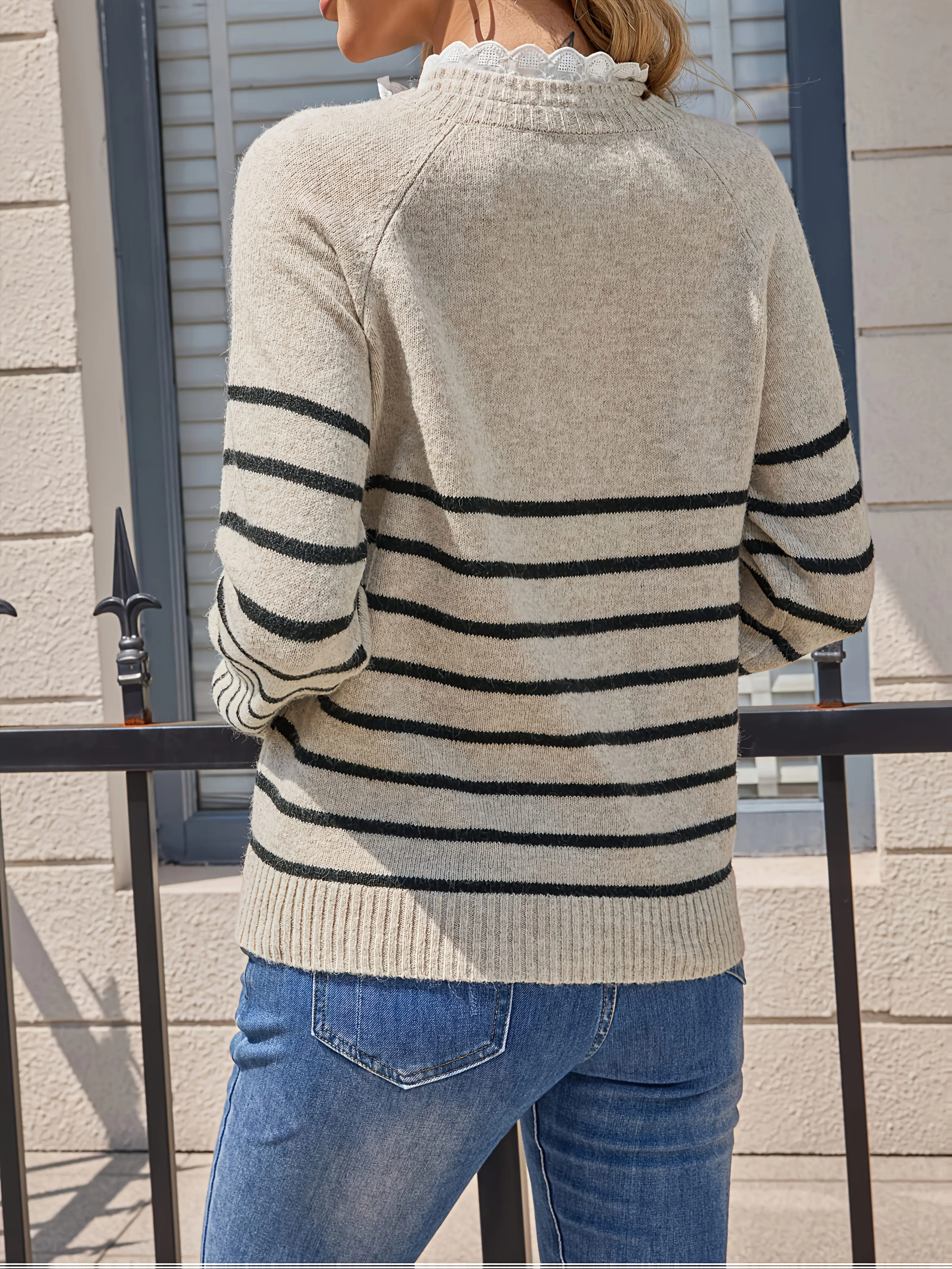 سترة محبوكة جديدة لخريف وشتاء 2025 مخططة ومزودة بقطع القماش من الدانتيل بلوفر بنصف زر للنساء