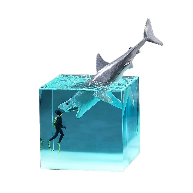 

Ocean resin 5cm cube whale humpback whale ornament