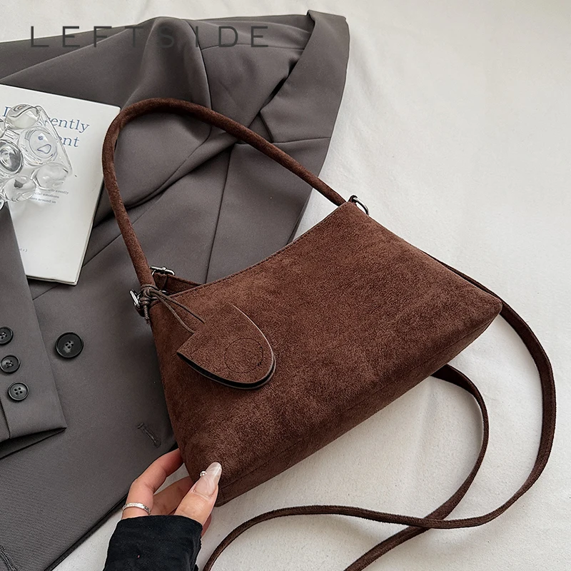 ΠΠ΅Π²Π°Ρ ΡΡΠΎΡΠΎΠ½Π°, ΠΆΠ΅Π½ΡΠΊΠ°Ρ ΠΌΠ°Π»Π΅Π½ΡΠΊΠ°Ρ ΡΡΠΌΠΊΠ° ΡΠ΅ΡΠ΅Π· ΠΏΠ»Π΅ΡΠΎ ΠΈΠ· ΠΈΡΠΊΡΡΡΡΠ²Π΅Π½Π½ΠΎΠΉ Π·Π°ΠΌΡΠΈ, Π·ΠΈΠΌΠ° 2024, ΡΠ΅ΡΡΠΎ ΡΡΠΌΠΊΠ° Π½Π° ΠΏΠ»Π΅ΡΠΎ Ρ ΠΊΠΎΡΠΎΡΠΊΠΎΠΉ ΡΡΡΠΊΠΎΠΉ, ΡΠΎΡΠΊΠΎΡΠ½ΡΠ΅ Π΄ΠΈΠ·Π°ΠΉΠ½Π΅ΡΡΠΊΠΈΠ΅ ΡΡΠΌΠΊΠΈ ΠΈ ΠΊΠΎΡΠ΅Π»ΡΠΊΠΈ ΠΠ΅Π²Π°Ρ ΡΡΠΎΡΠΎΠ½Π°, ΠΆΠ΅Π½ΡΠΊΠ°Ρ ΠΌΠ°Π»Π΅Π½ΡΠΊΠ°Ρ ΡΡΠΌΠΊΠ° ΡΠ΅ΡΠ΅Π· ΠΏΠ»Π΅ΡΠΎ ΠΈΠ· ΠΈΡΠΊΡΡΡΡΠ²Π΅Π½Π½ΠΎΠΉ Π·Π°ΠΌΡΠΈ, Π·ΠΈΠΌΠ° 2024, ΡΠ΅ΡΡΠΎ ΡΡΠΌΠΊΠ° Π½Π° ΠΏΠ»Π΅ΡΠΎ Ρ ΠΊΠΎΡΠΎΡΠΊΠΎΠΉ ΡΡΡΠΊΠΎΠΉ, ΡΠΎΡΠΊΠΎΡΠ½ΡΠ΅ Π΄ΠΈΠ·Π°ΠΉΠ½Π΅ΡΡΠΊΠΈΠ΅ ΡΡΠΌΠΊΠΈ ΠΈ ΠΊΠΎΡΠ΅Π»ΡΠΊΠΈ