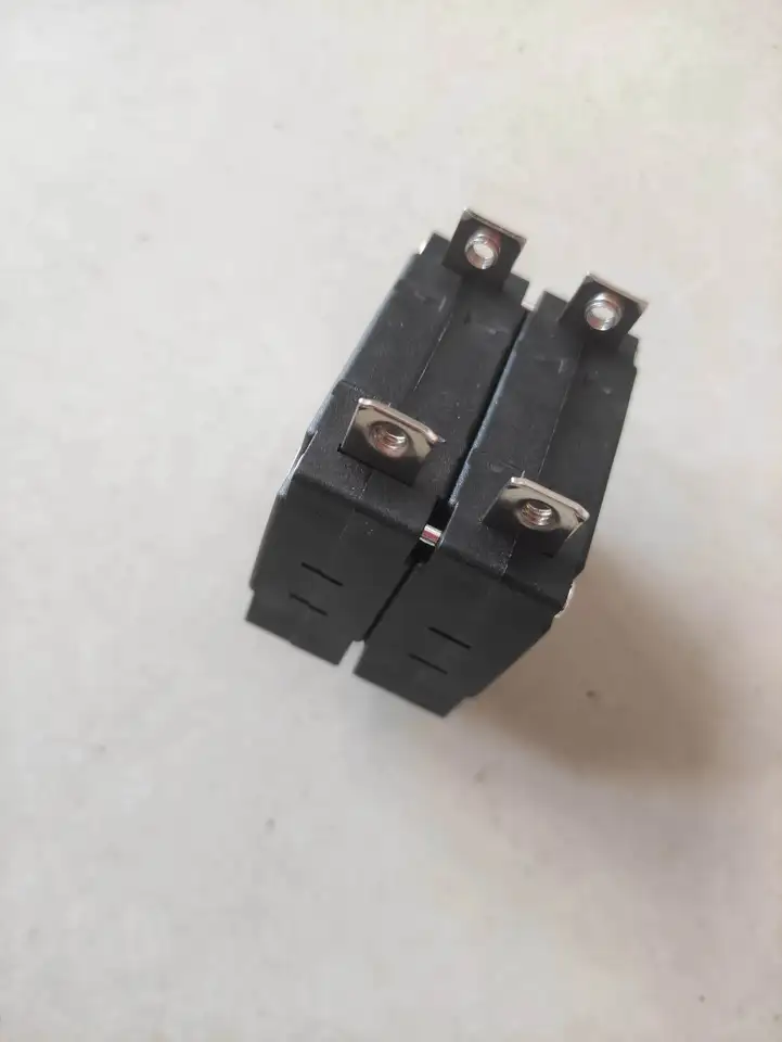 Disyuntor De Generador BSB1-30 30A Con Disparo 37.5A - 230V 2000A 50-60Hz