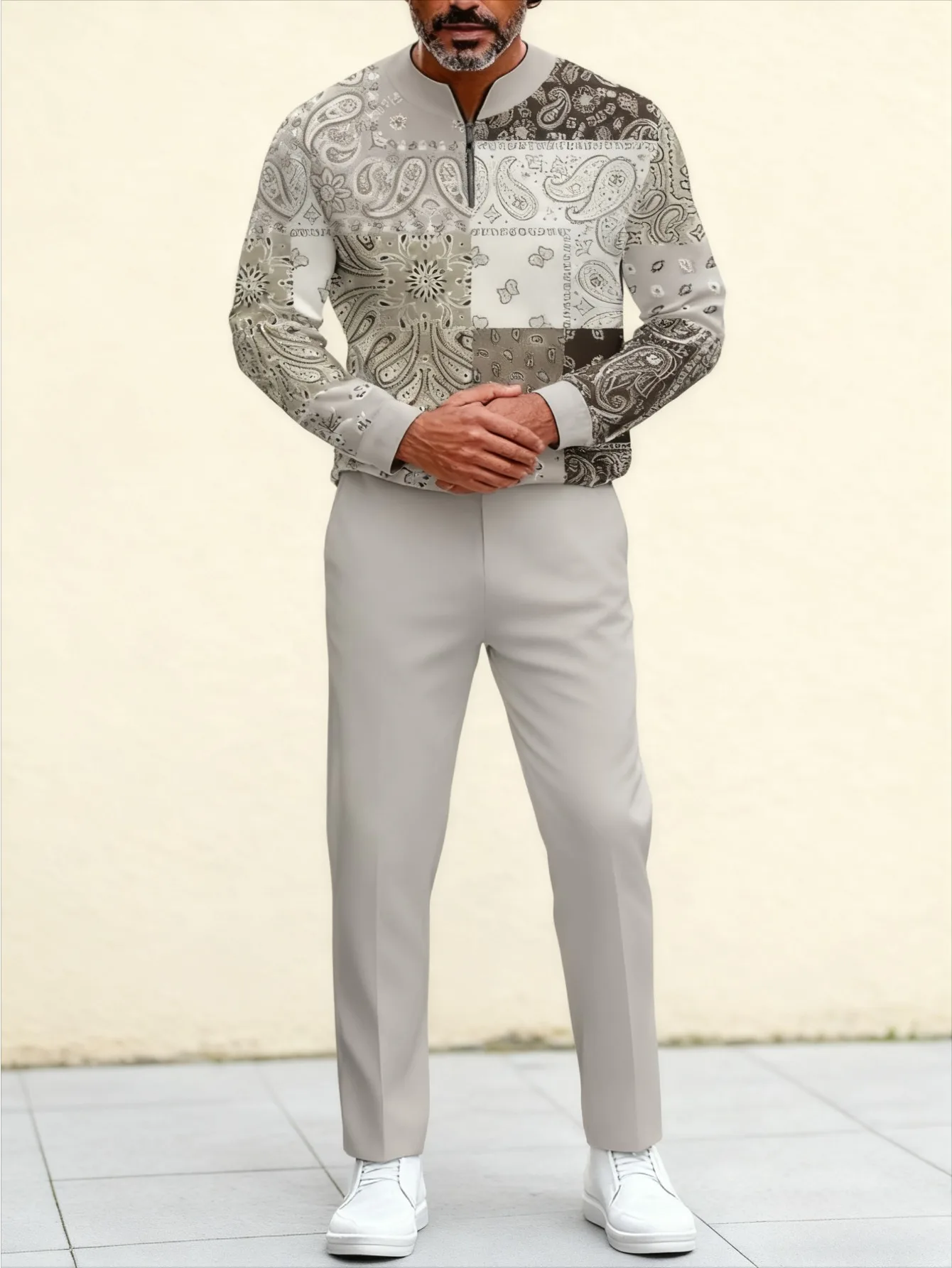 

Комплект из 2 предметов: состоящий из мужского пуловера с длинными рукавами и воротником-стойкой на полумолнии и прямых брюк.