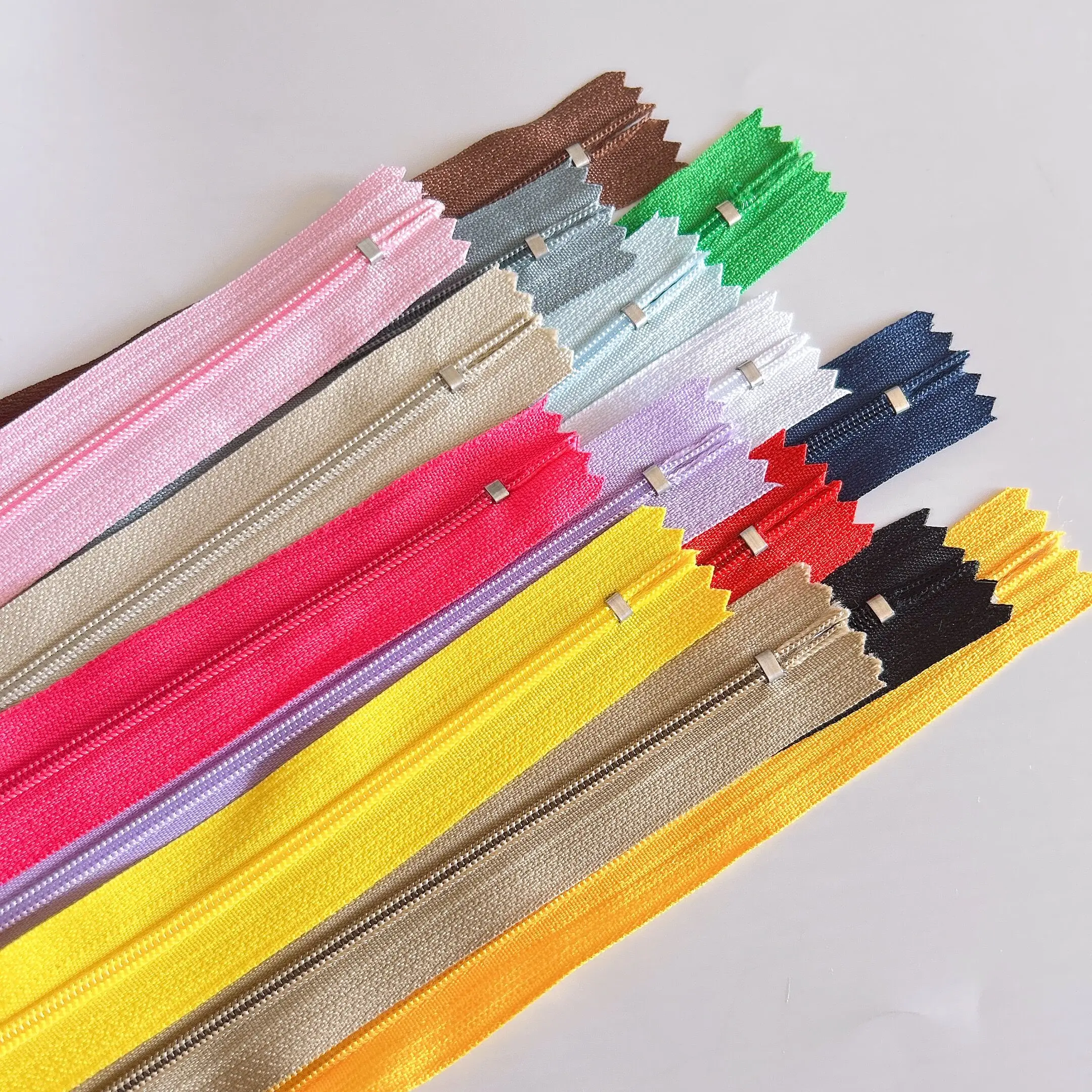 20 piezas 3 # Cremallera de bobina de nailon cerrada de 20Cm (7,87 pulgadas) adecuada para cremalleras de ropa para accesorios de costura 15 colores