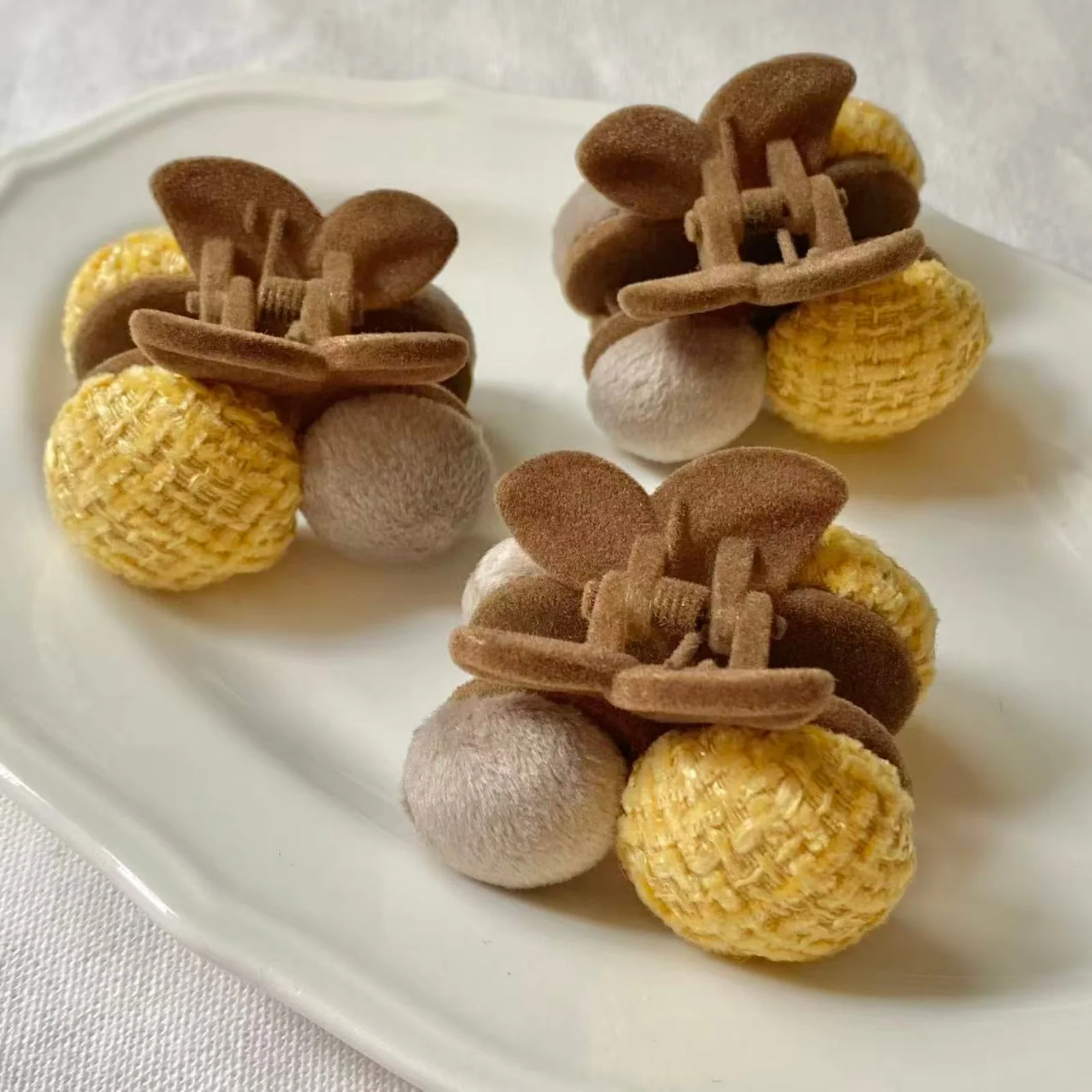 

1PC Women's Autumn Winter Vintage Pom Pom Hair Claws Fashion Elegant Hair Accessories Stylish Hair Decorations