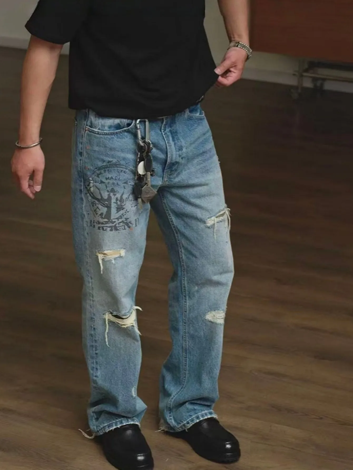 【HME】Men's Jeans | Distressed Ripped Denim Pants, Men Vintage Light‑Wash Denim Jeans With Frayed Holes & Raw‑Edge Hems, Retro Graphic Print Wide Straight‑Leg Denim Trousers, Elastic Back Waist Loose Fit Bottoms For Street Trend Daily Outfit