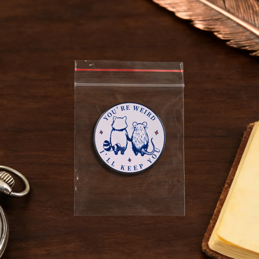 Du bist seltsam, ich behalte dich - Lustige Emaille-Pin mit Waschbär- und Rattenmotiv, sarkastische Tier-Redewendungen, Freundschafts- und Paargeschenk, Abzeichen, Valentinstag-Accessoire – Detail 9