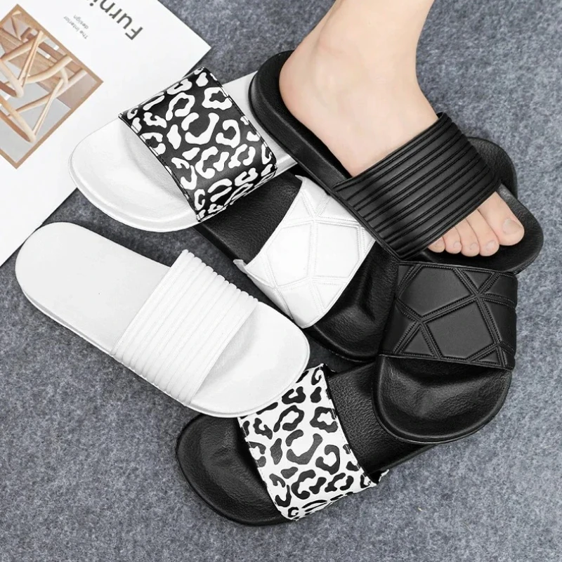 

Мужские тапочки — это новый тип повседневной, удобной, быстросохнущей и противоскользящей обуви больших размеров на плоском каблуке для лета.