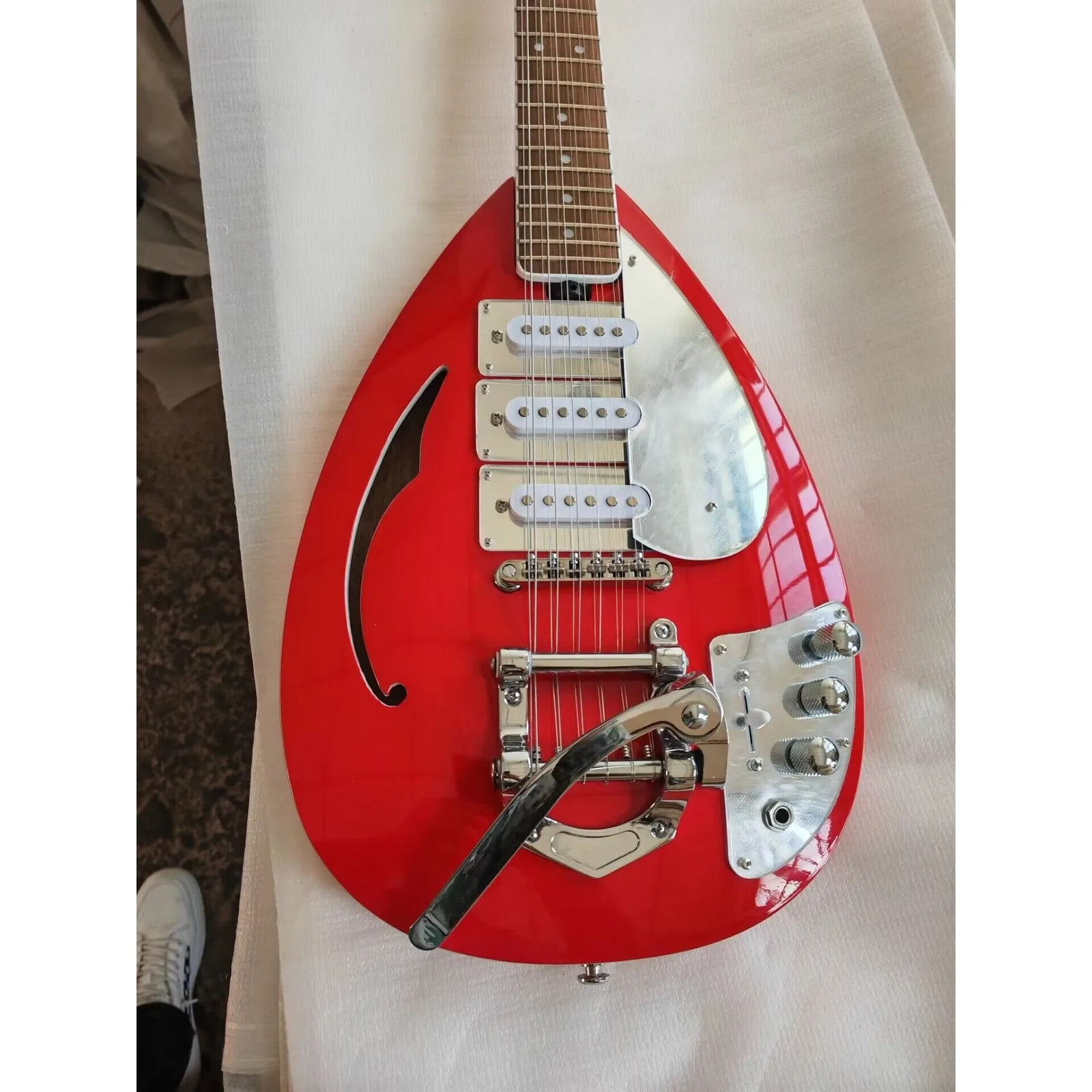 12-saitige E-Gitarre im Vintage-Stil, tropfenförmig, halbhohl, Tremolo-Vibrato-Brücke, rote Ausführung