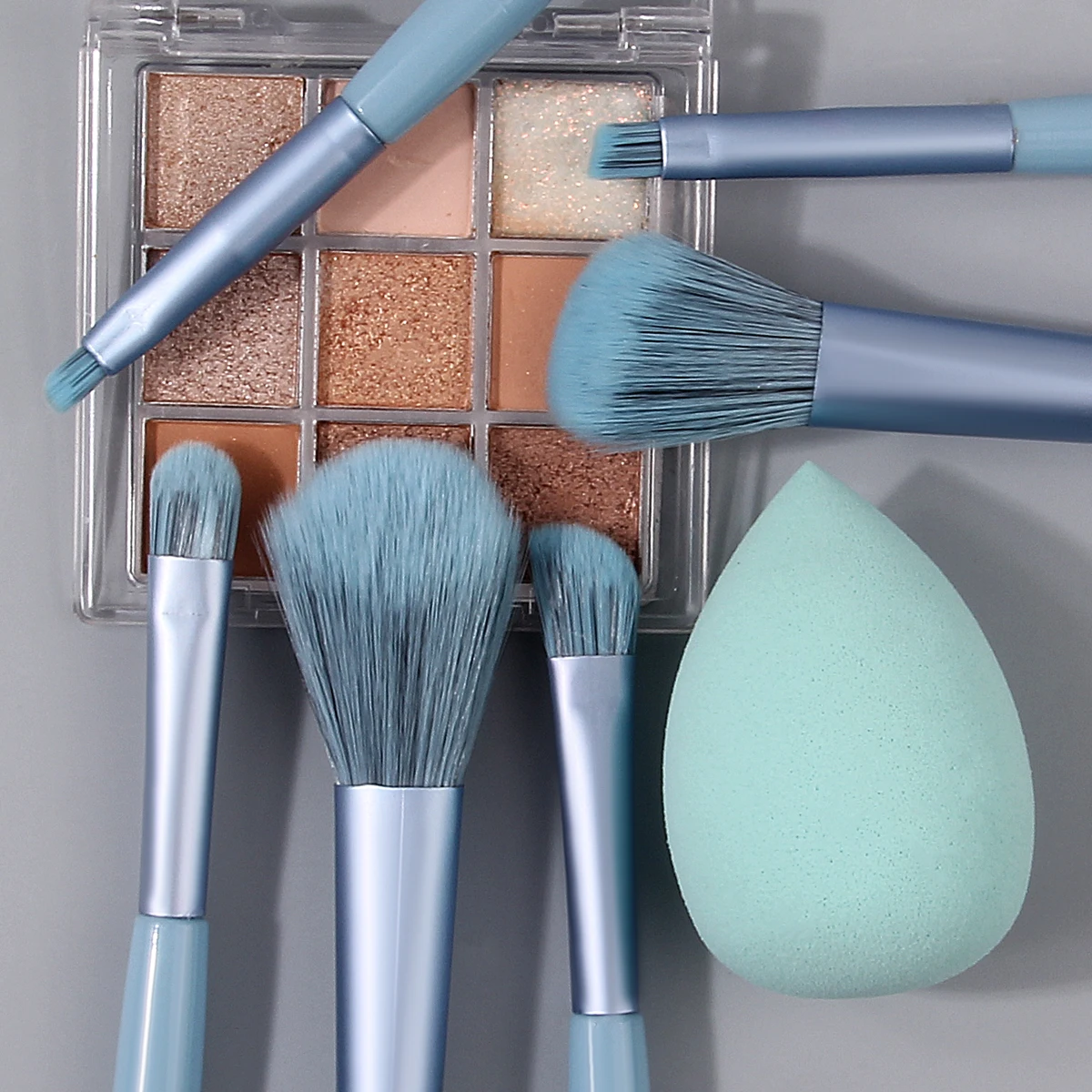 Mini set di pennelli per trucco facciale multifunzionale da 7 pezzi + strumento di bellezza portatile con uovo in spugna grande non appiccicoso per principianti