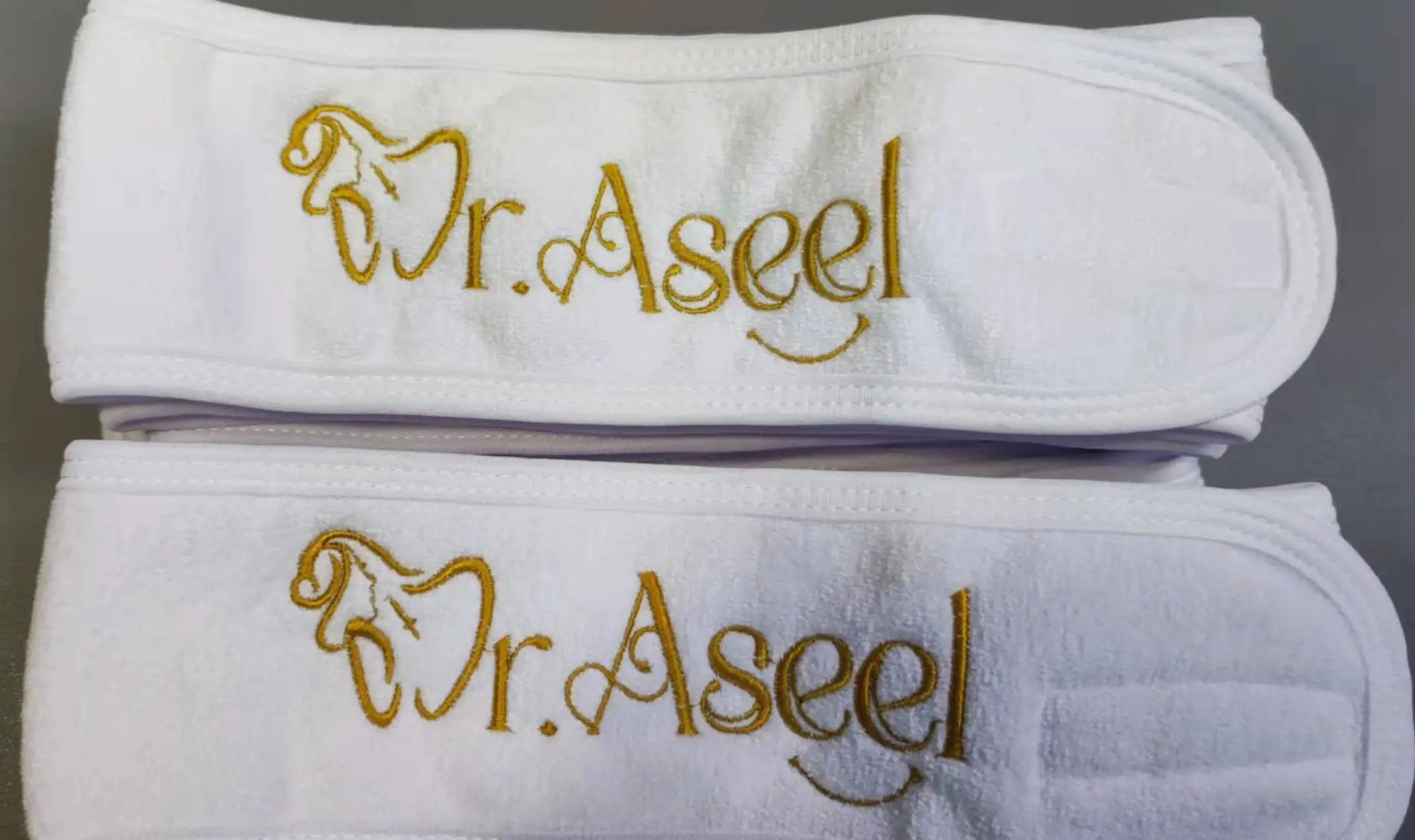 AHSNME 50pcs Beauty Spa Headband Customized Logo Black Hair Bands Embroidery Letters Salon White Microfibre Towel